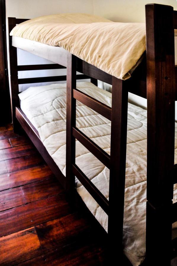 Habitación con litera y baño compartido