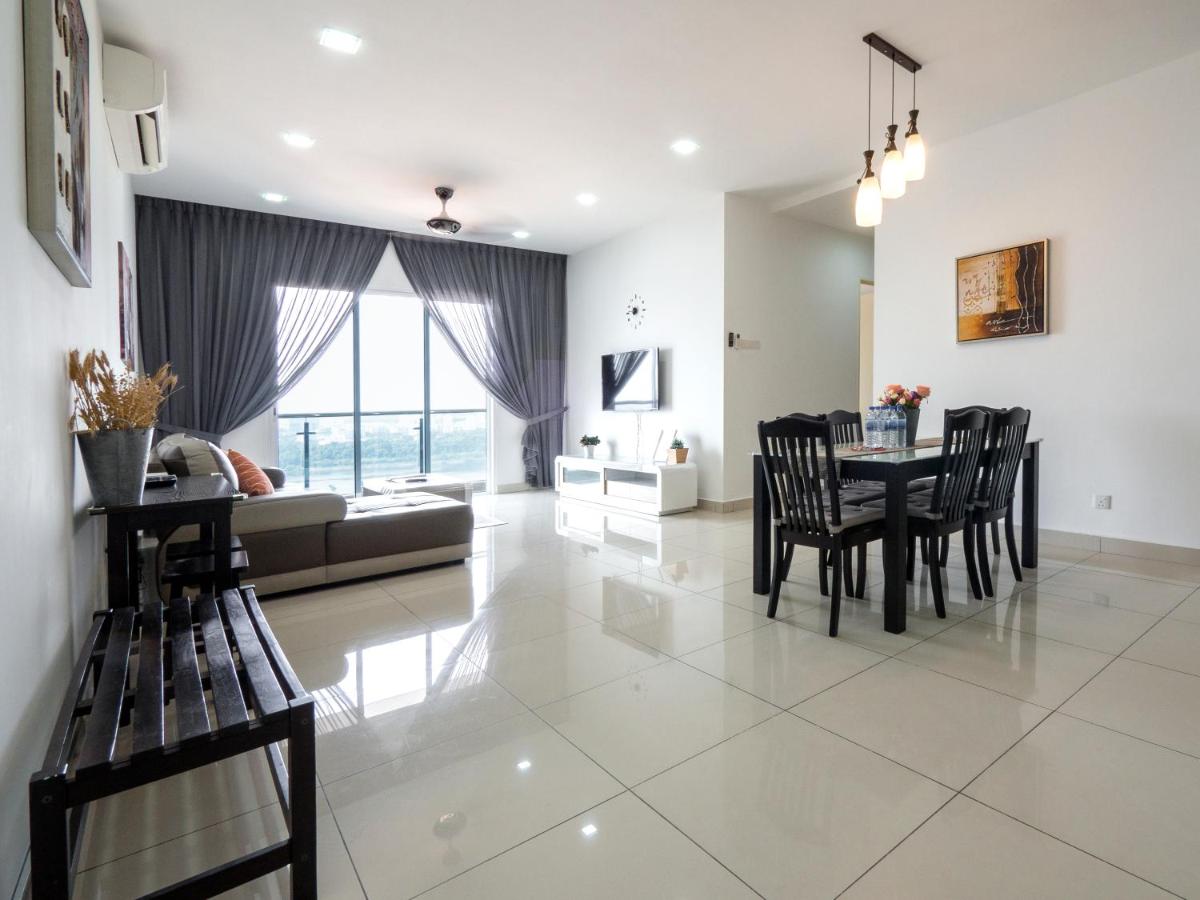 B&B Johor Bahru - 2 Parking Spacious Home near R&F Mall - Seaview & Netflix - Bed and Breakfast Johor Bahru