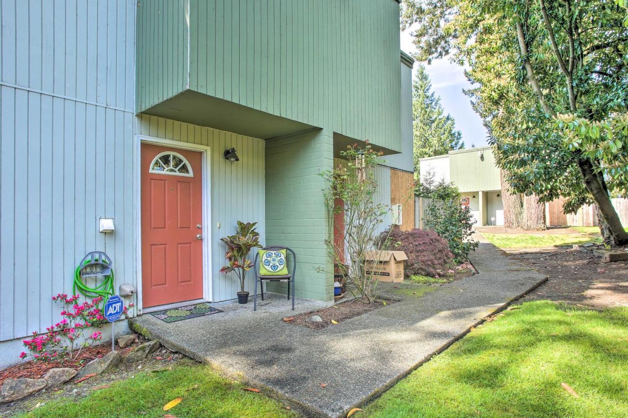 B&B Lakewood - Townhome with Yard 3 Mi to Camp Murray and JBLM - Bed and Breakfast Lakewood