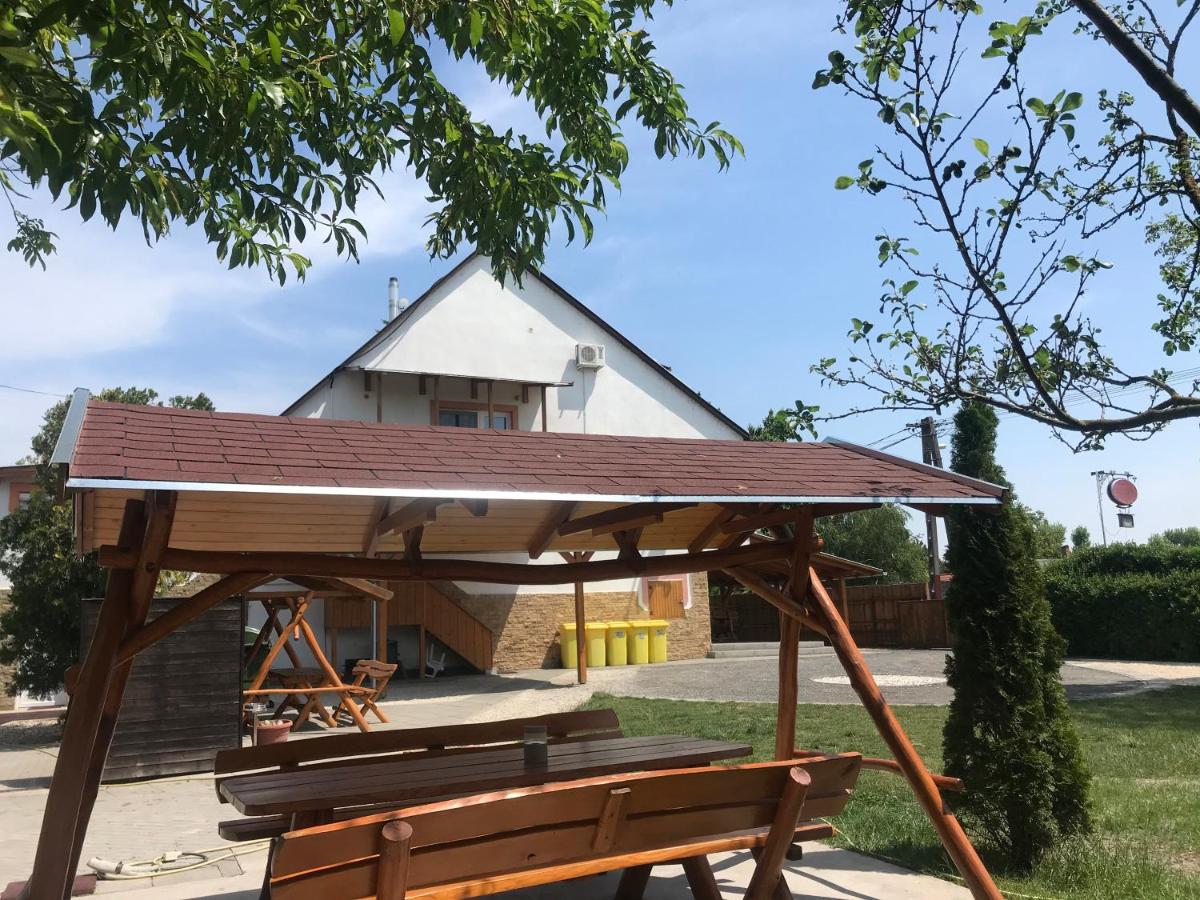 Famvarga Apartmanház - B&B Balatonfenyves