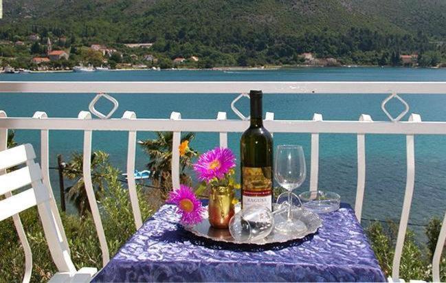Studio Apartment with Balcony and Sea View