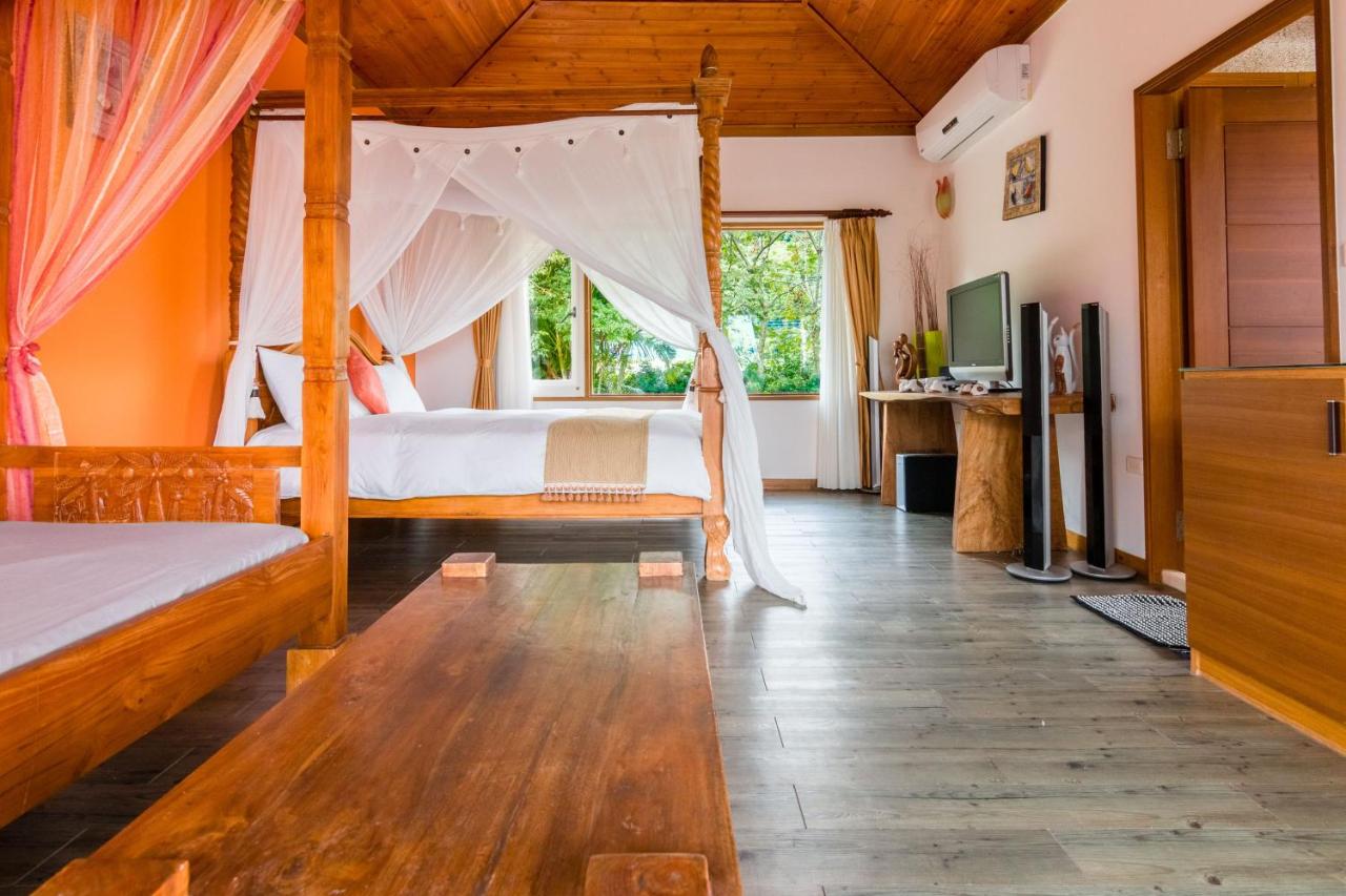 Mountain View Villa with Bathtub