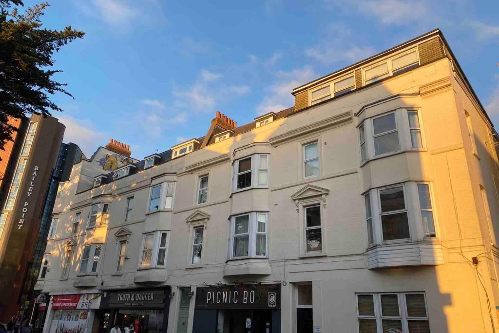 The Lansdowne Hideaway - Brought to you by Coastline Retreats - Newly Refurbished Town centre, Close to beach, Large Jet bath with TV, Netflix, swing and Parking Included - Bed and Breakfast Bournemouth