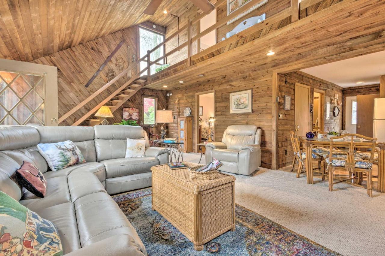 B&B Beech Mountain - Rustic-Chic Home with Deck - 1 Mi to Ski Resort! - Bed and Breakfast Beech Mountain