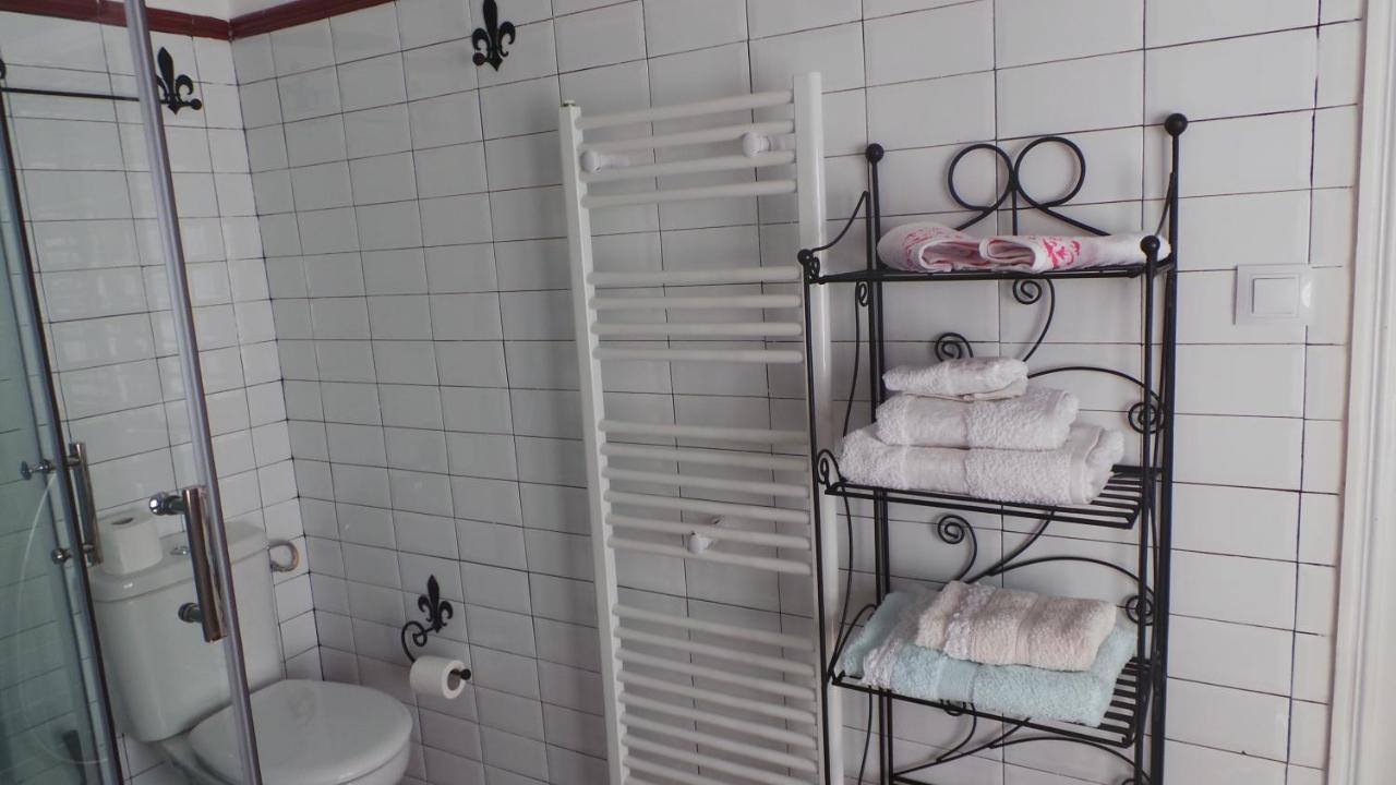 Habitación con cama grande y balcón