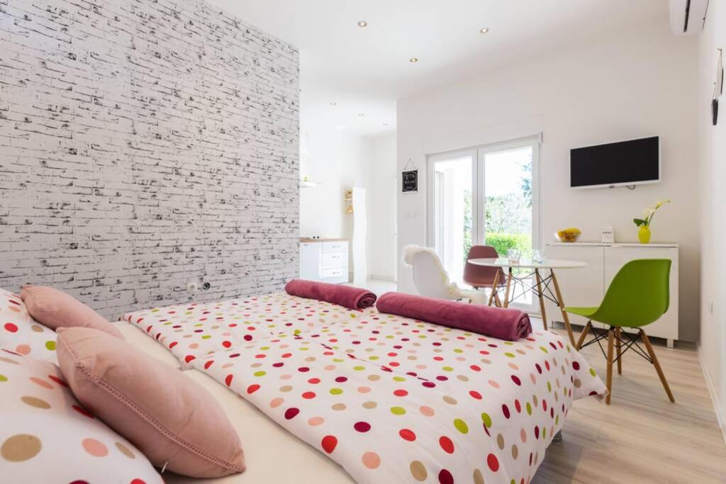 CANDY ap.-near center,bus,beach+free parking place - B&B Zadar