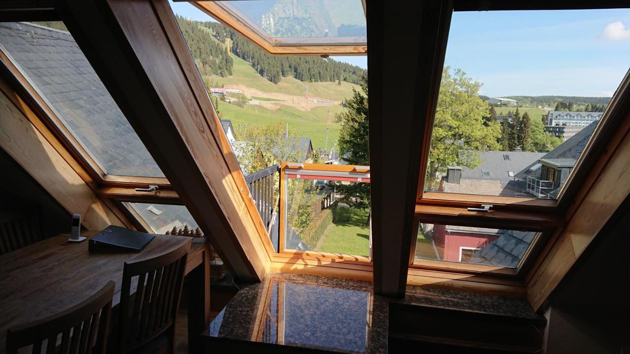 B&B Oberwiesenthal - Ferienwohnung Dachspitze mit Tiefgaragenstellplatz und Skiraum - Bed and Breakfast Oberwiesenthal