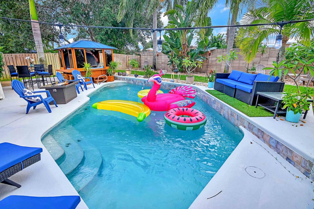 B&B Melbourne - Urban Oasis withHot Tub, HEATED POOL and Private Movie Theater home - Bed and Breakfast Melbourne