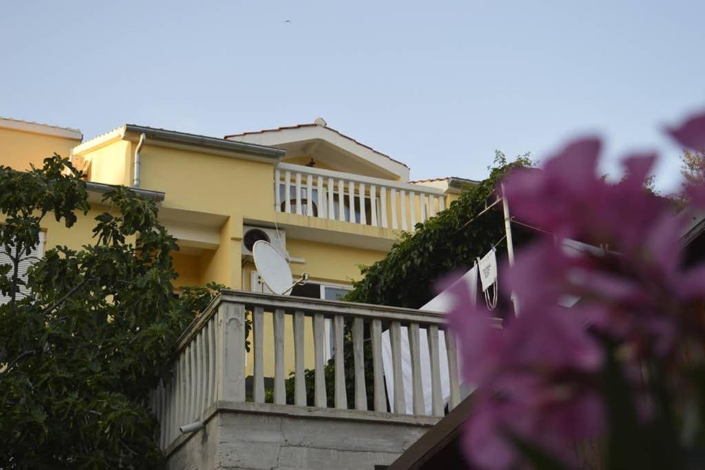 Private studio apartment with a garden and a terrace - B&B