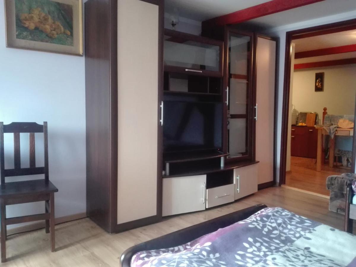 Deze driepersoonskamer heeft een gedeelde badkamer.
