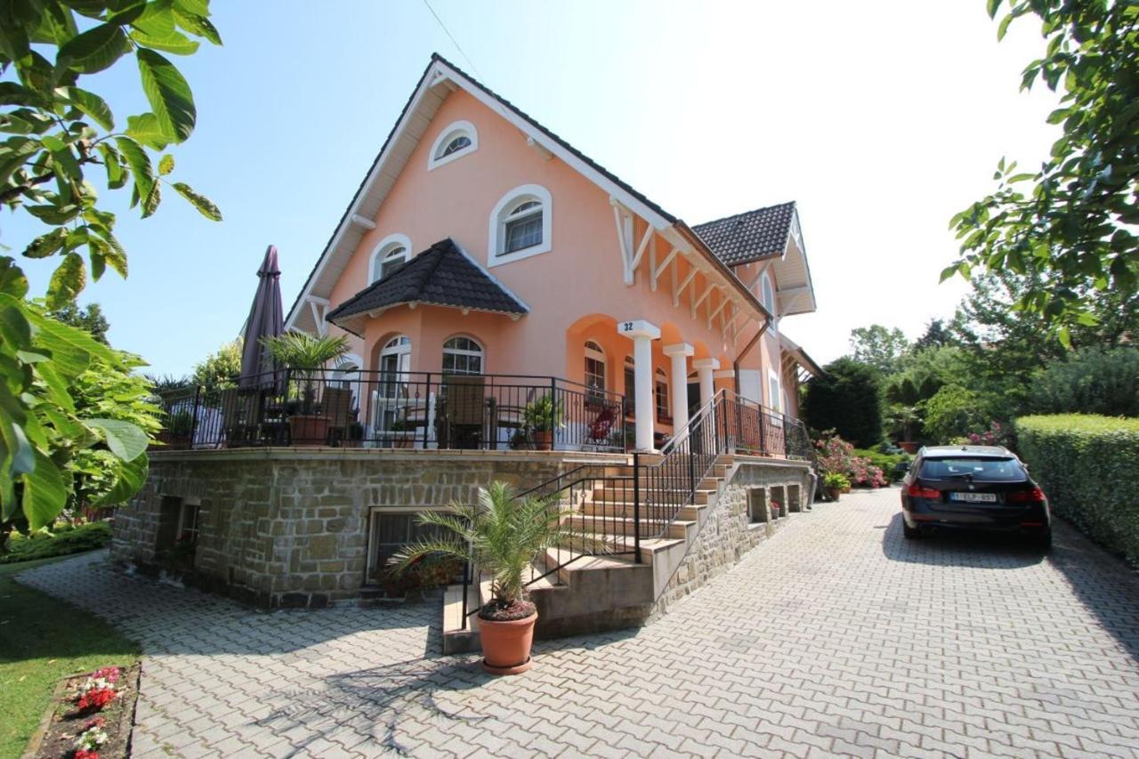 Barackvirág Vendégház - B&B