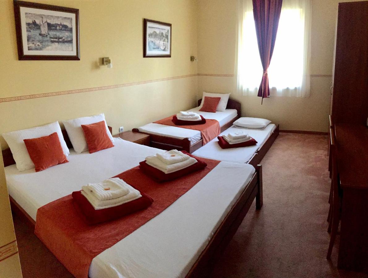 Family Room (3 Adults + 1 Child)