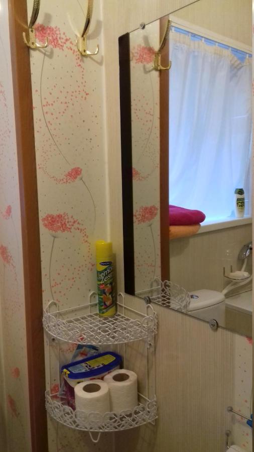 Tweepersoonskamer met 2 Aparte Bedden en Douche