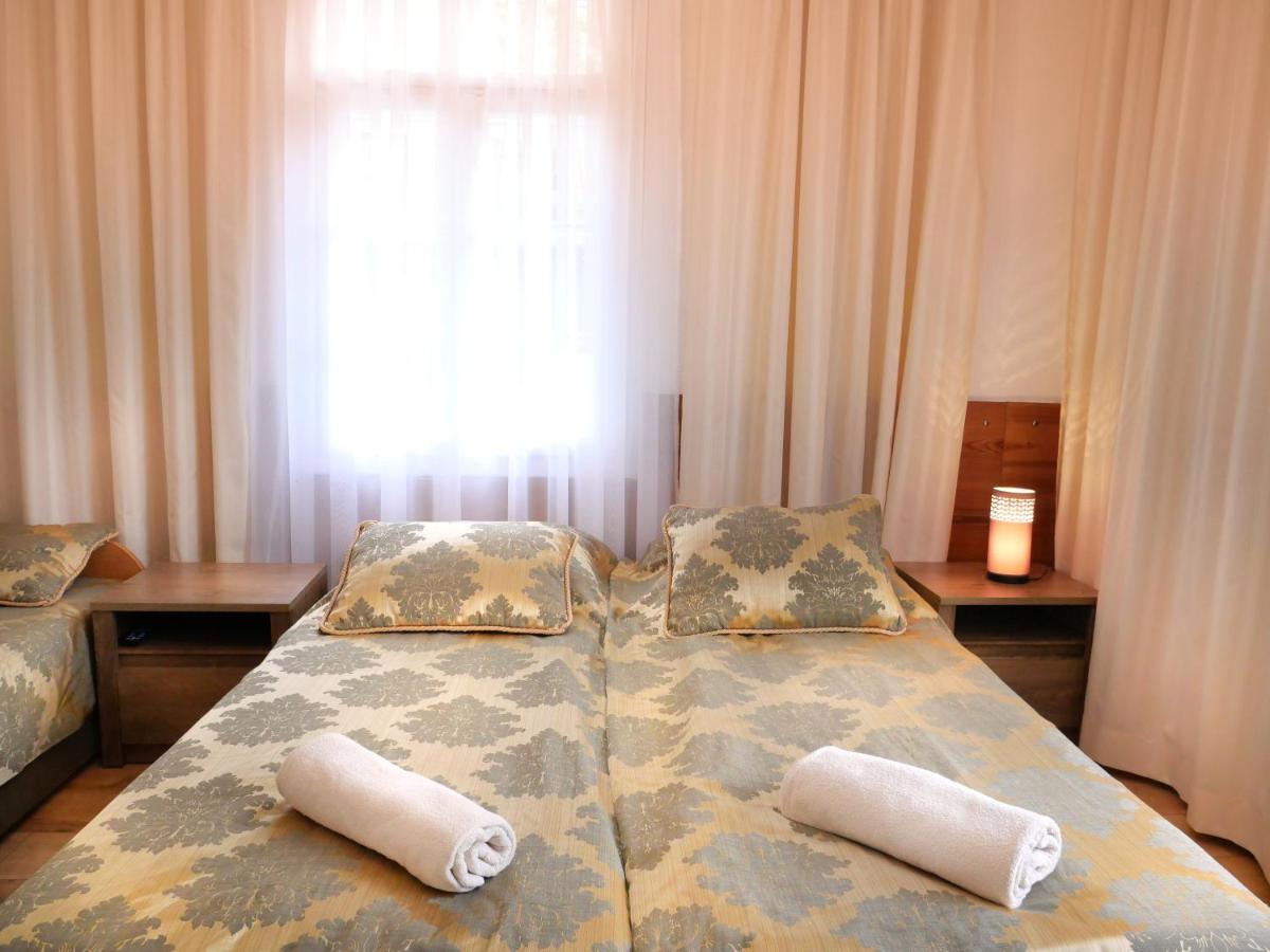 Doppel-/Zweibettzimmer mit Bad