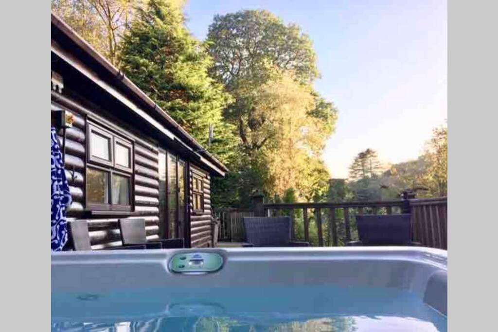 B&B Windermere - Mistletoe One Luxury Lodge with Hot Tub Windermere - Bed and Breakfast Windermere