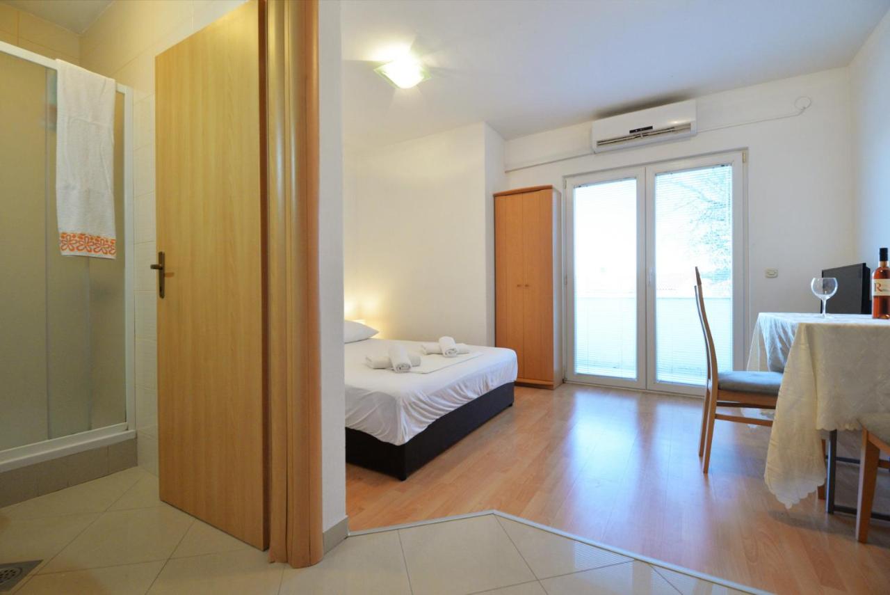 Zimmer mit Queensize-Bett und Balkon