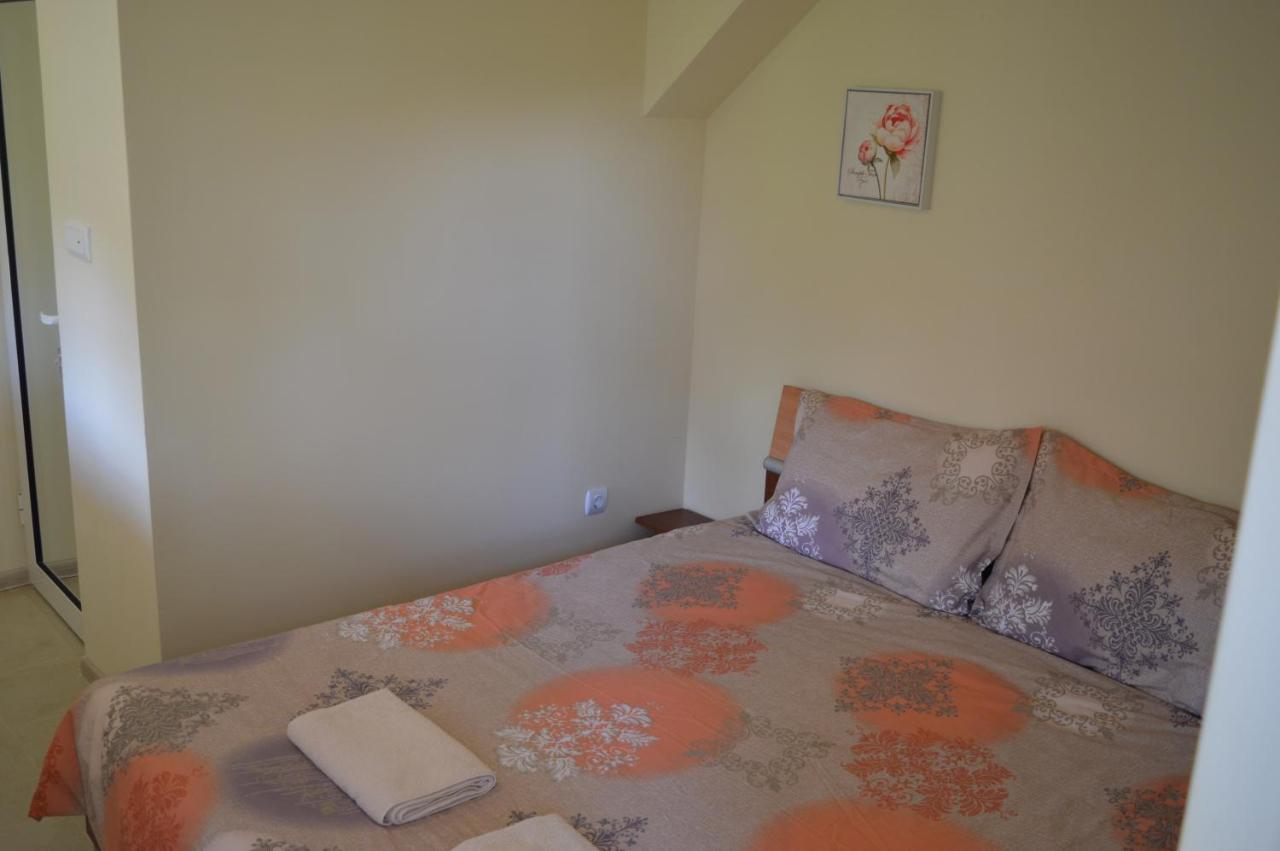 Zimmer mit Kingsize-Bett und Gartenblick. 