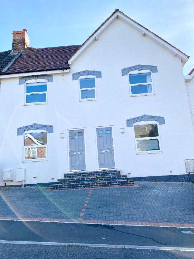 Modern New House - Great Location - Garden - Parking - Fast WiFi - Smart TV - Stunning 2 Bedroom House sleeps up to 4! Only 5 mins drive to Sandbanks Beach - Ferienwohnung