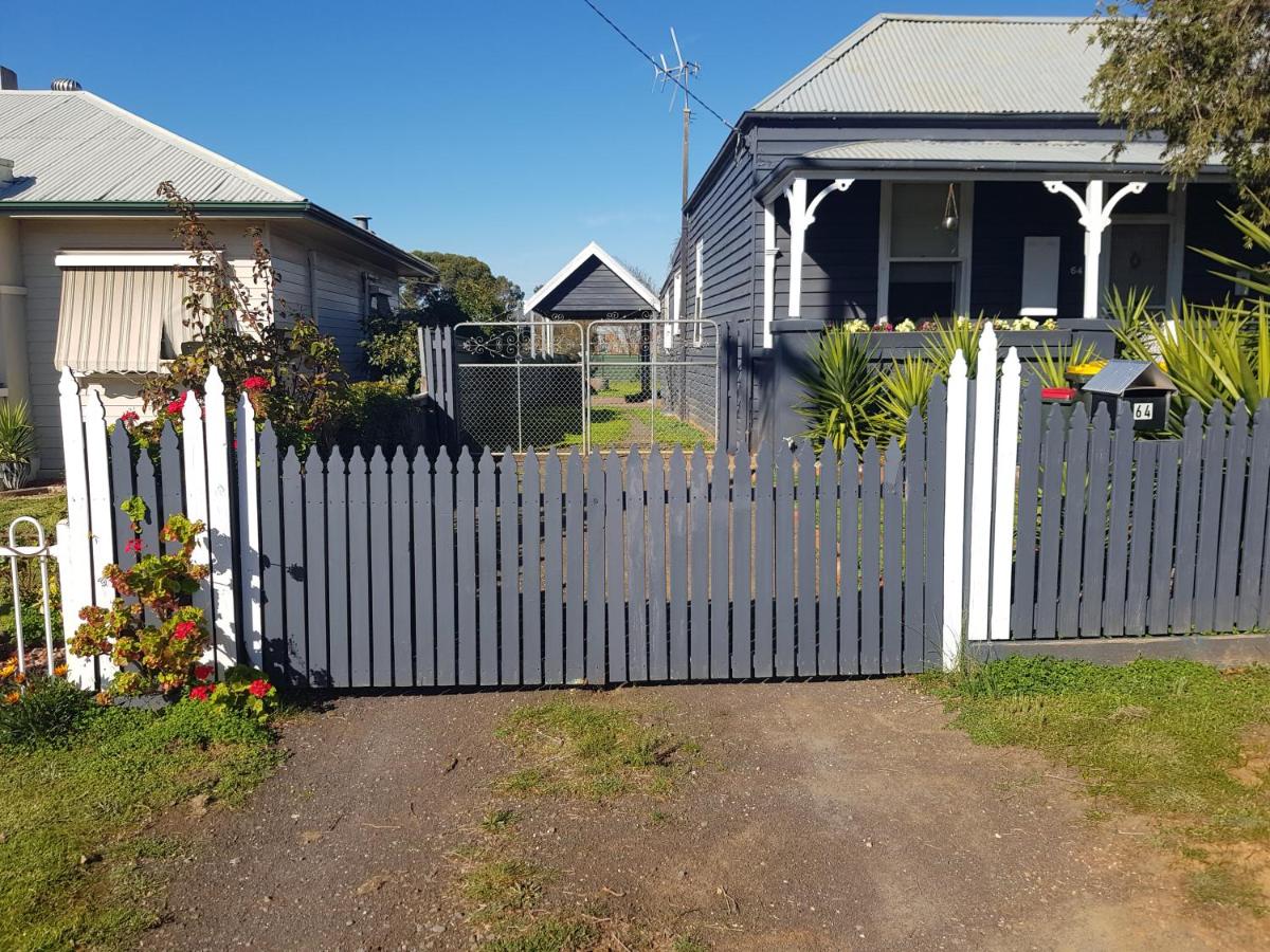Welcome Stranger Cottage - Bed and Breakfast