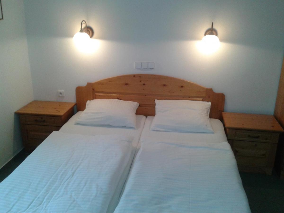Chambre Double avec Lit d'Appoint (3 Adultes)