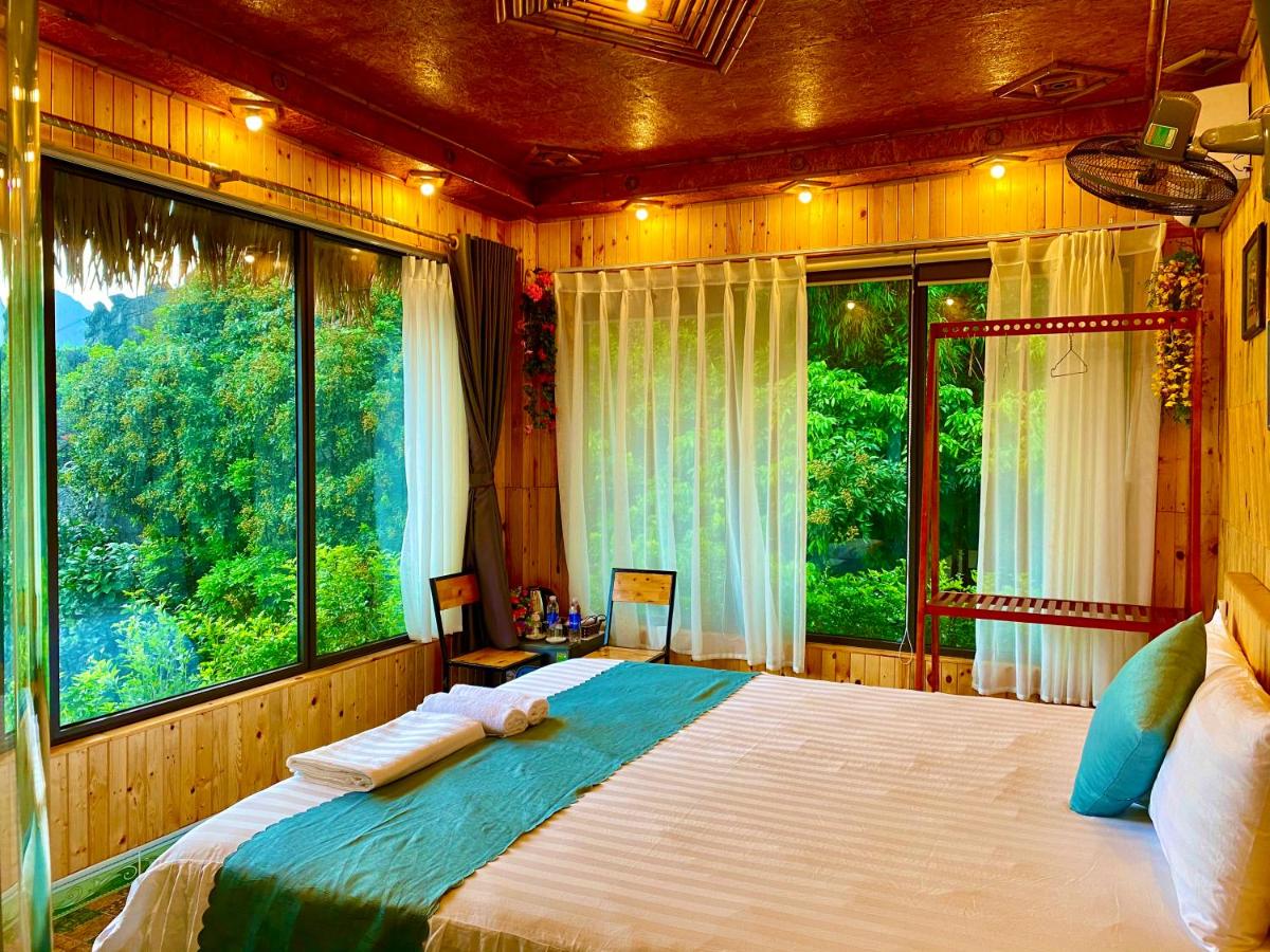 Zimmer mit Kingsize-Bett und Gartenblick.