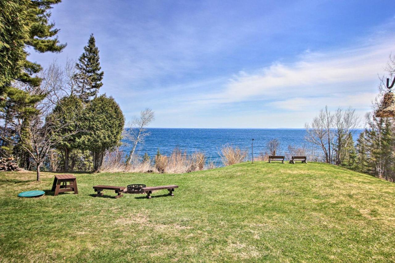 B&B Clifton - Lake Superior Beachfront Home - 15 Mi to Duluth! - Bed and Breakfast Clifton