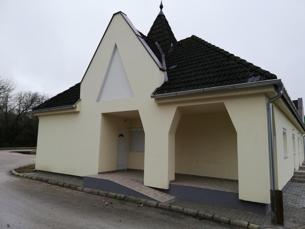 Família-Pelso apartmanház - Ferienwohnung