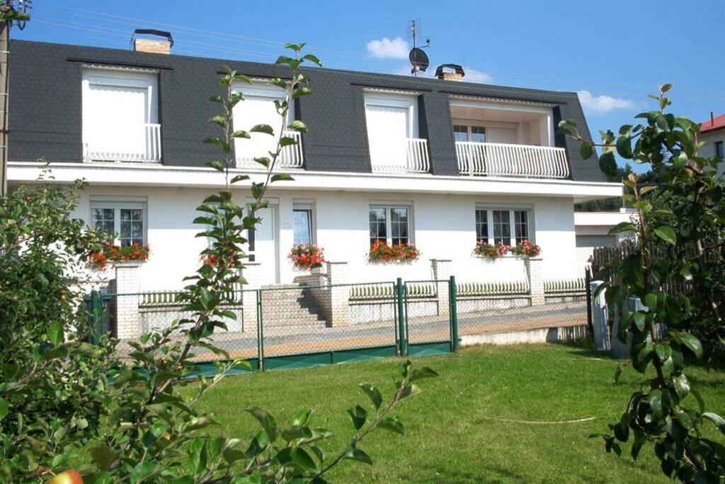 Apartment near Lake in Pilsen - Chambres d’hôtes