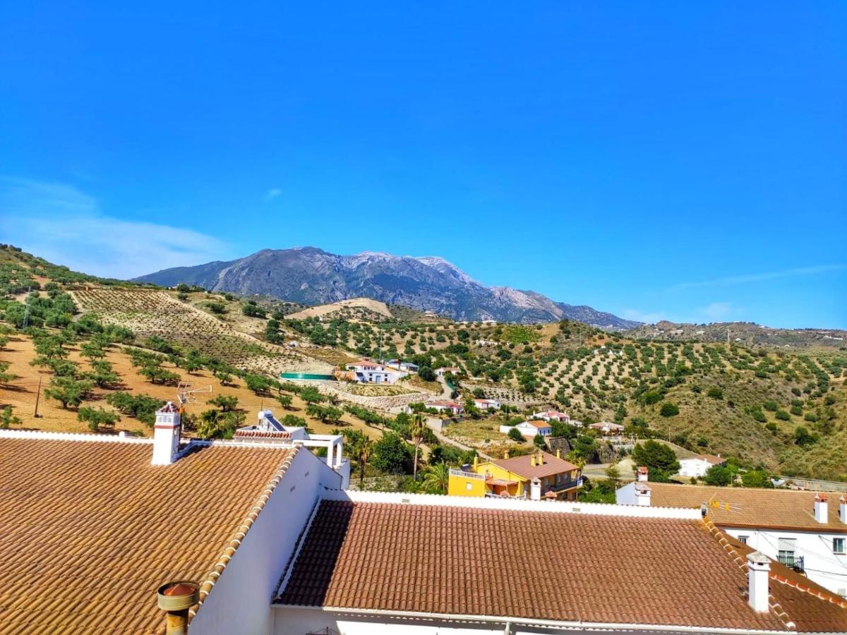 Casa amplia con terraza en La Viñuela - Chambres d’hôtes