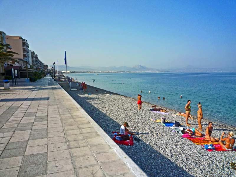 Central Apartment Near The beach with huge private terrace - B&B Loutraki