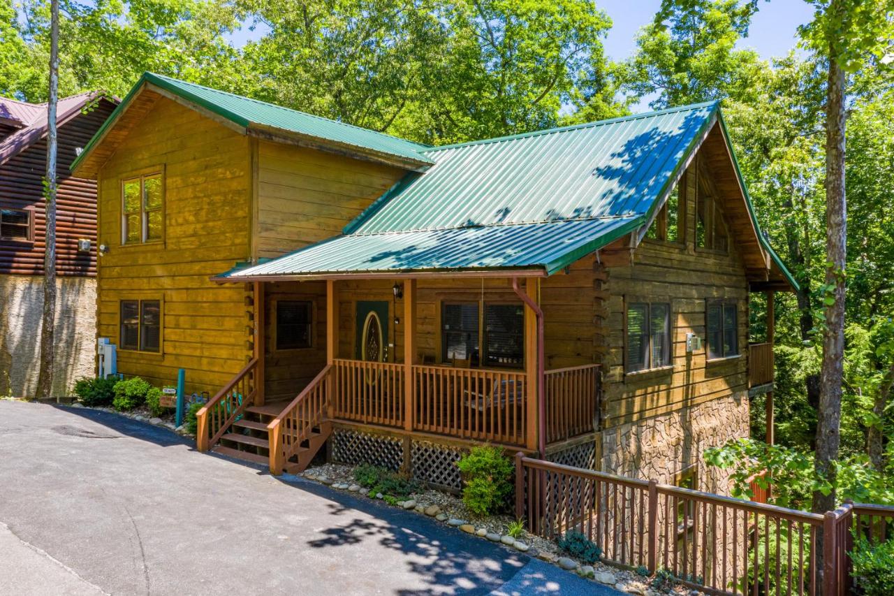 Log Inn, 5 bed 3 bath group cabin in Gatlinburg with game room and hot tub, seasonal resort pool - B&B