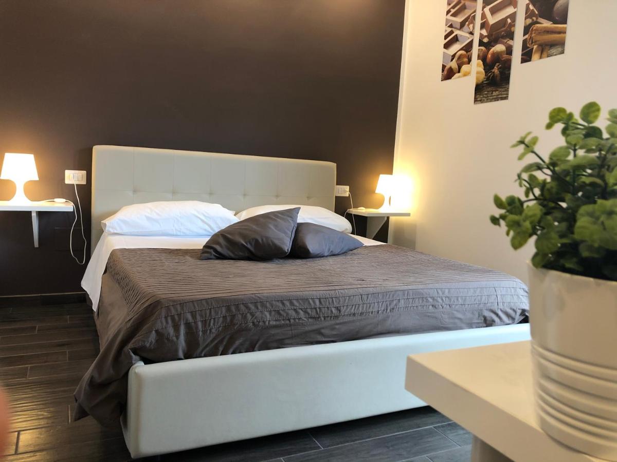 Habitación con cama extragrande y balcón