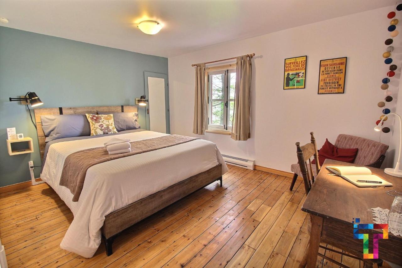 Habitación con cama grande y vistas al jardín