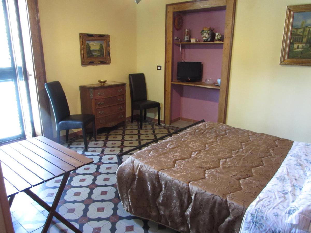 Zimmer mit Kingsize-Bett und Balkon