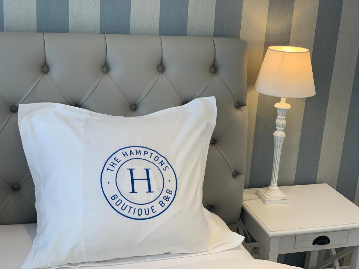 Habitación con cama extragrande y vistas al jardín 
