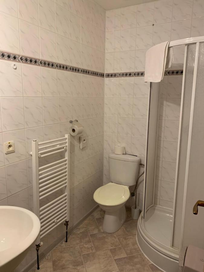 Doppel-/Zweibettzimmer mit Balkon