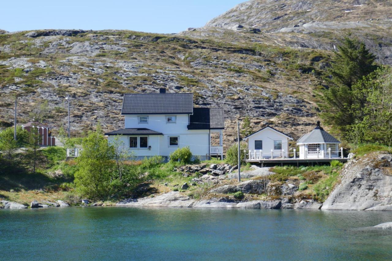 B&B Sund - Seafront Holiday Home close to Reine, Lofoten - Bed and Breakfast Sund