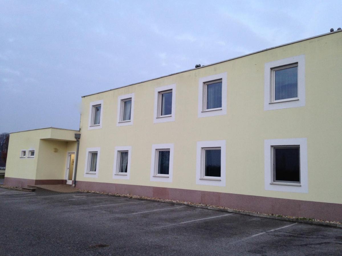 Pension Tennisweber - Ferienwohnung Schwechat