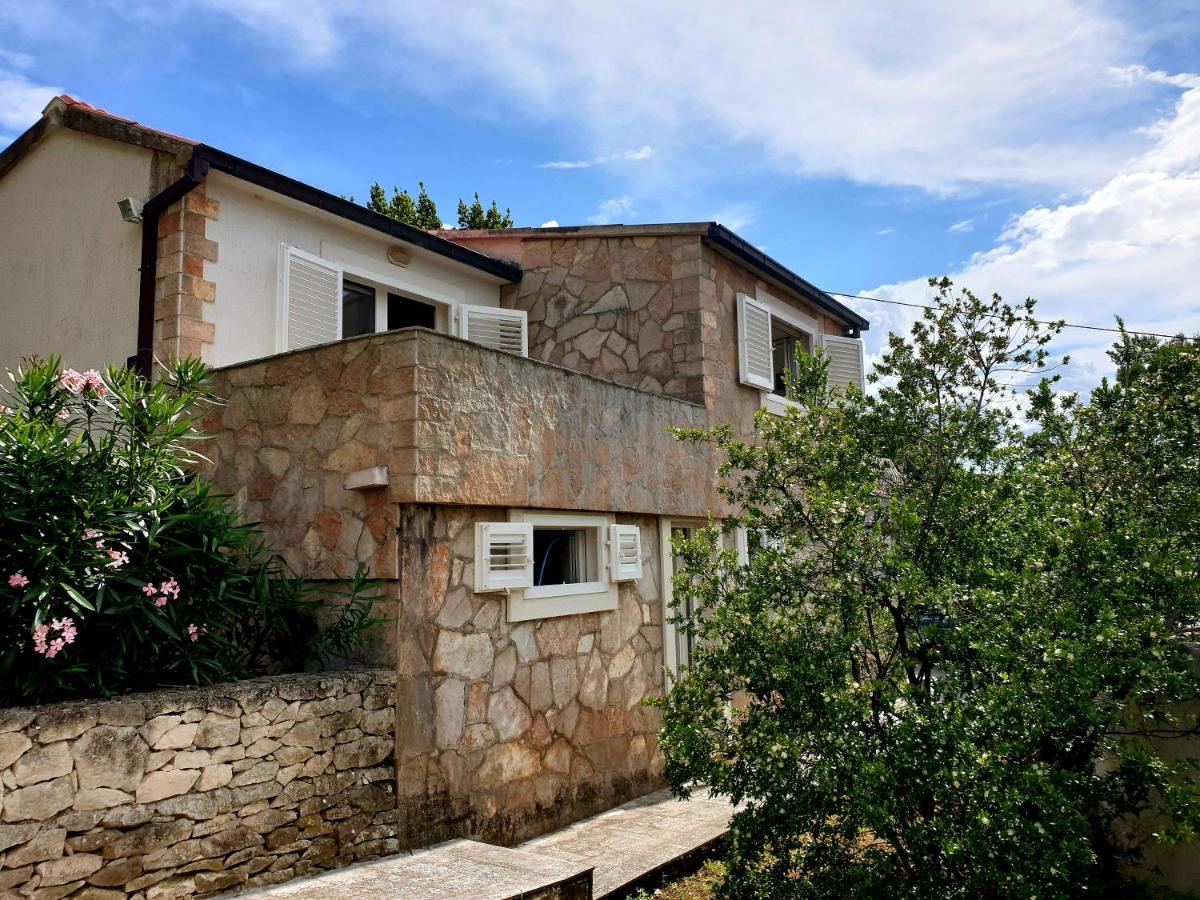 Beach House Splitska - Bed and Breakfast