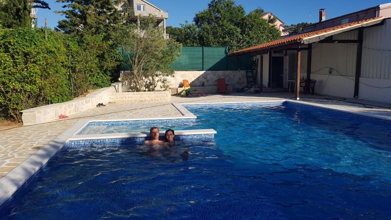 Villa Ivanka Murter ap C sa grijanim bazenom i besplatnim parkingom - B&B Murter