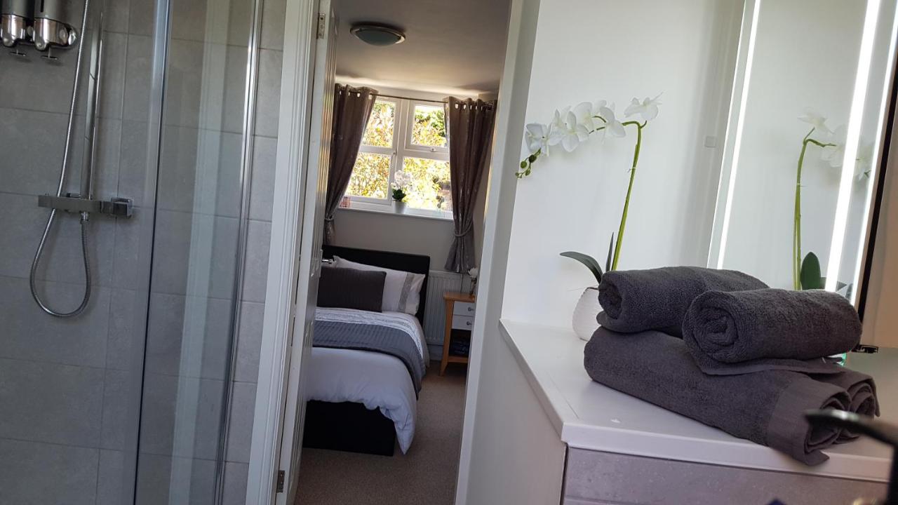 B&B Bromsgrove - Debonair bnb @33 - Bed and Breakfast Bromsgrove