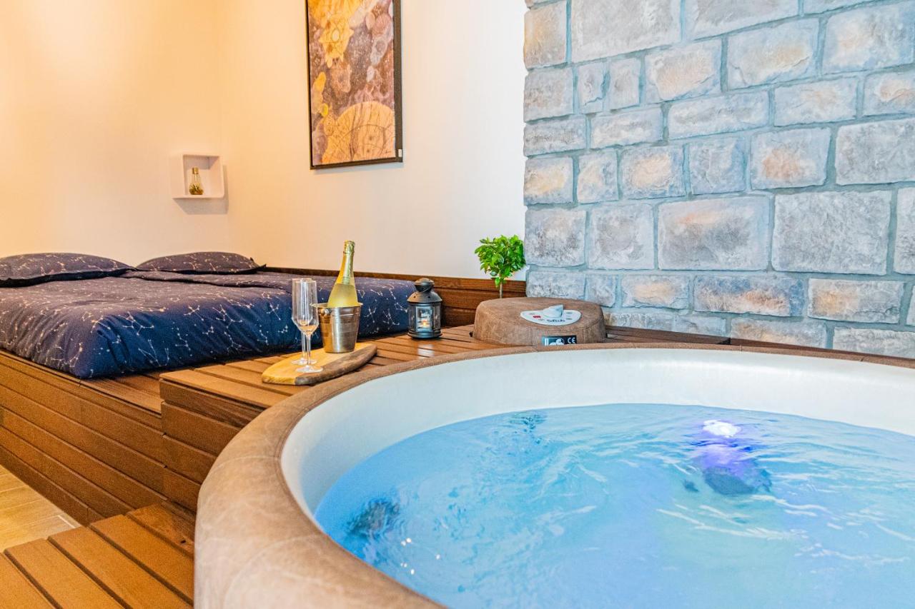 Jacuzzi - Flexible SelfCheckIns 20 - Zagreb - Luxury - Garage - Smart - Brand New - Apartments Repinc - B&B Zagabria