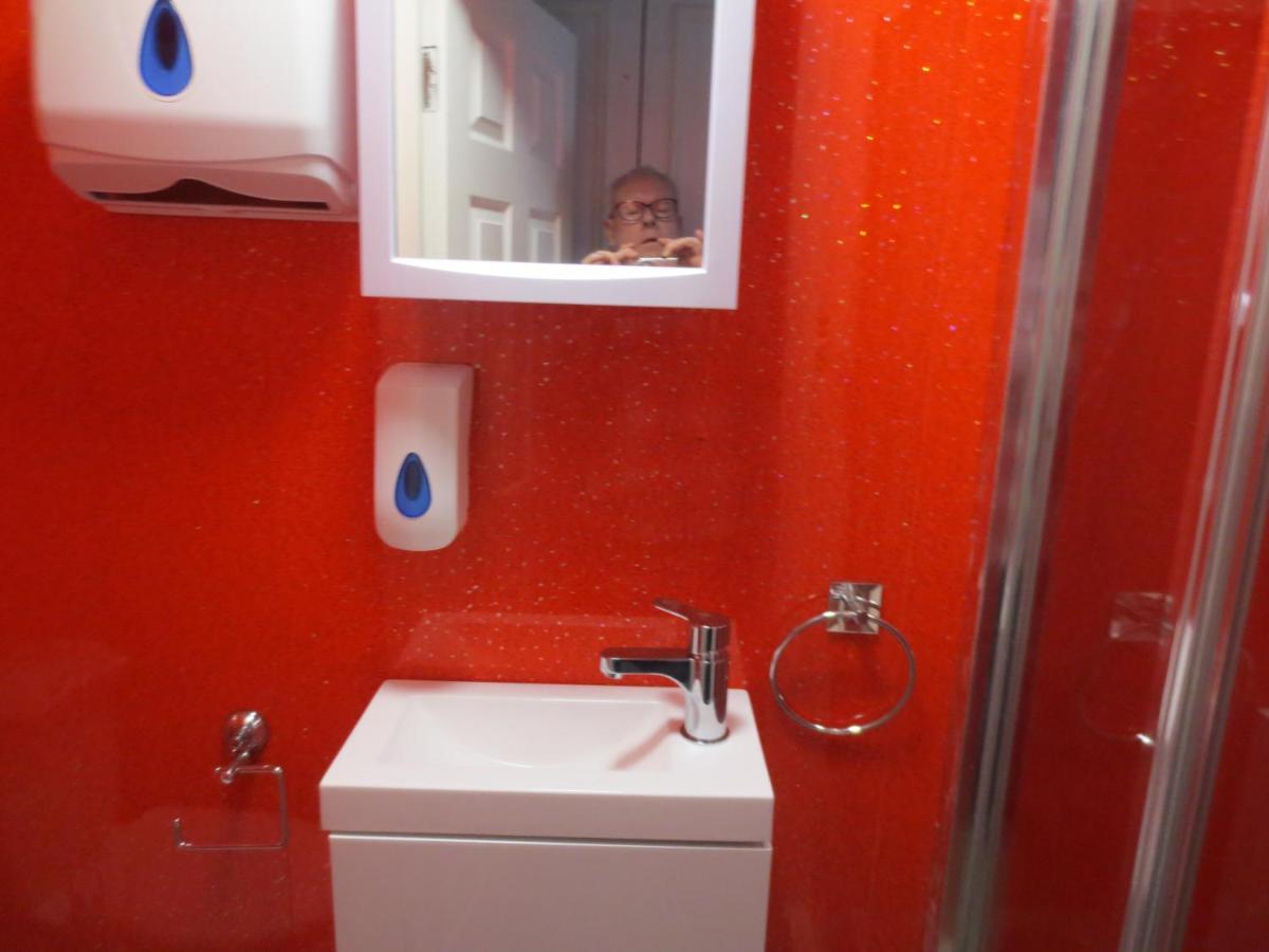 Zweibettzimmer mit eigenem Bad