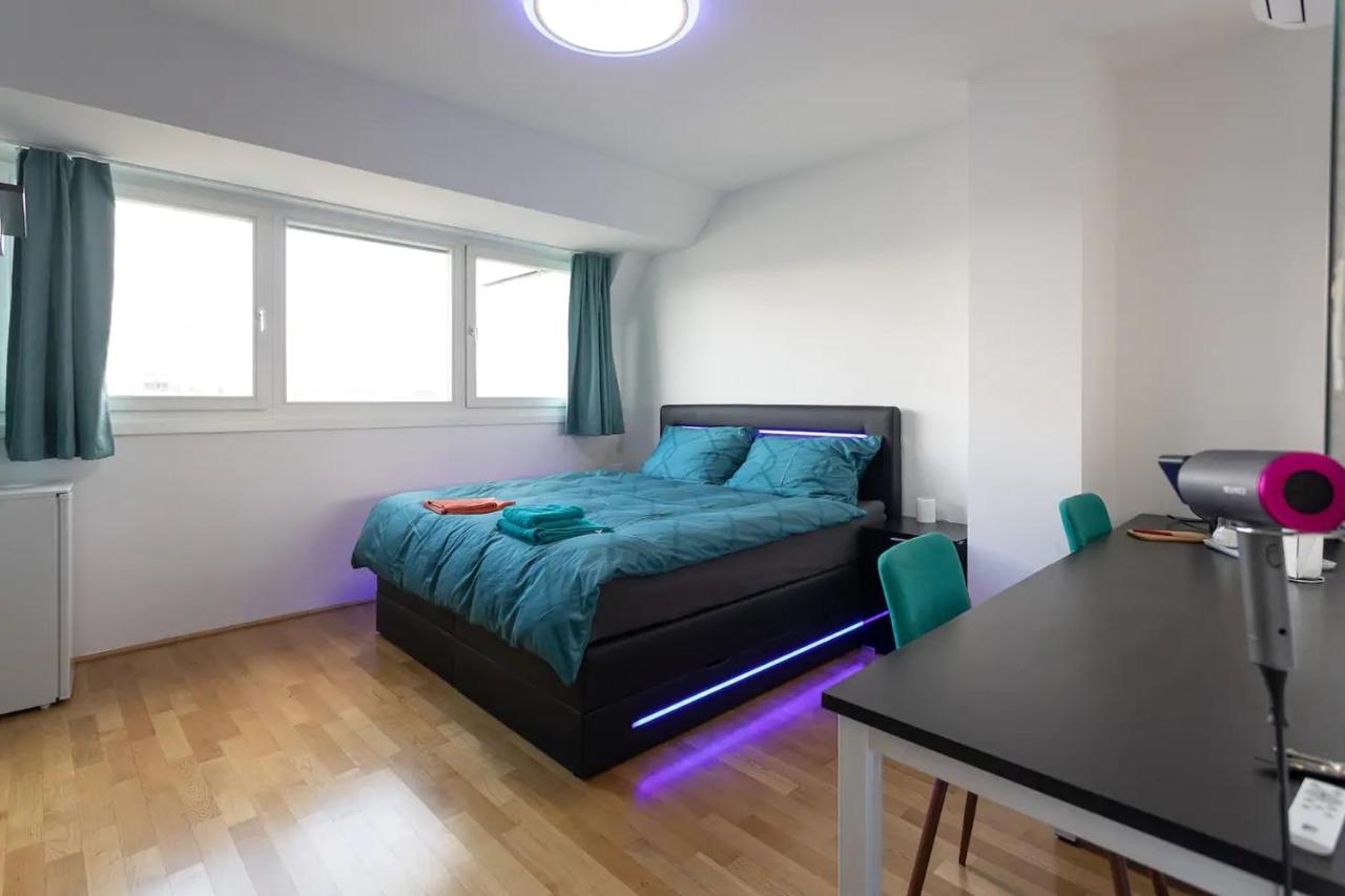 Private room with AC- microwave, personal fridge & metro access - 7 min to center - Chambres d’hôtes Vienne