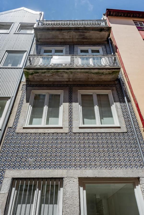 Decompress at a Tranquil, Minimal Urban Oasis with an Edge - B&B Oporto