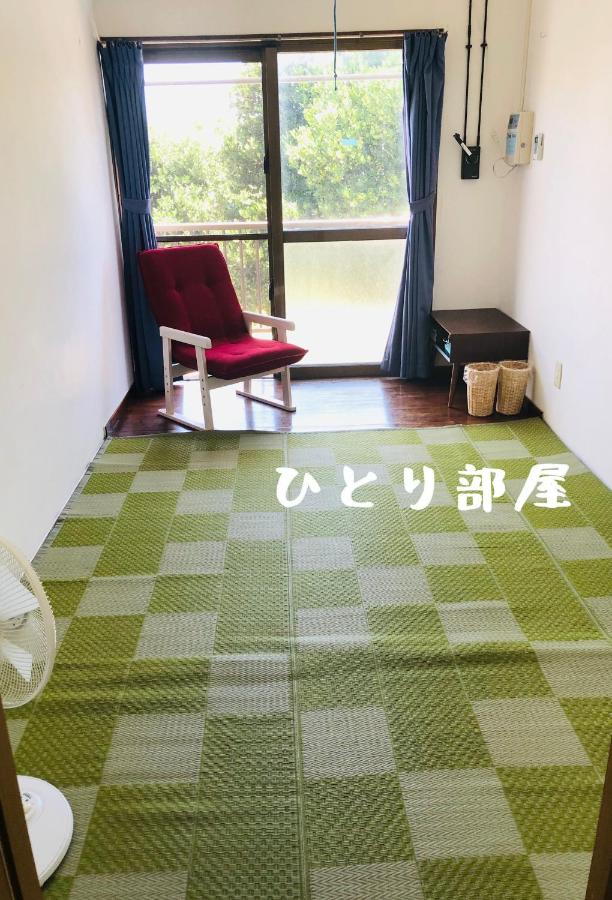 Im japanischen Stil eingerichtetes Einzelzimmer mit Gemeinschaftsbad