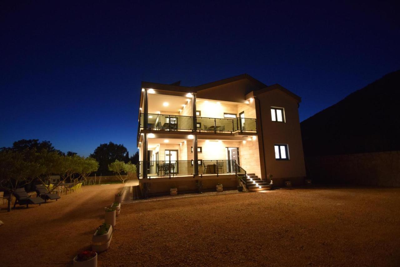 VILLA APARTMENTS FILIP with swimming pool - Chambres d'hôtes Starigrad