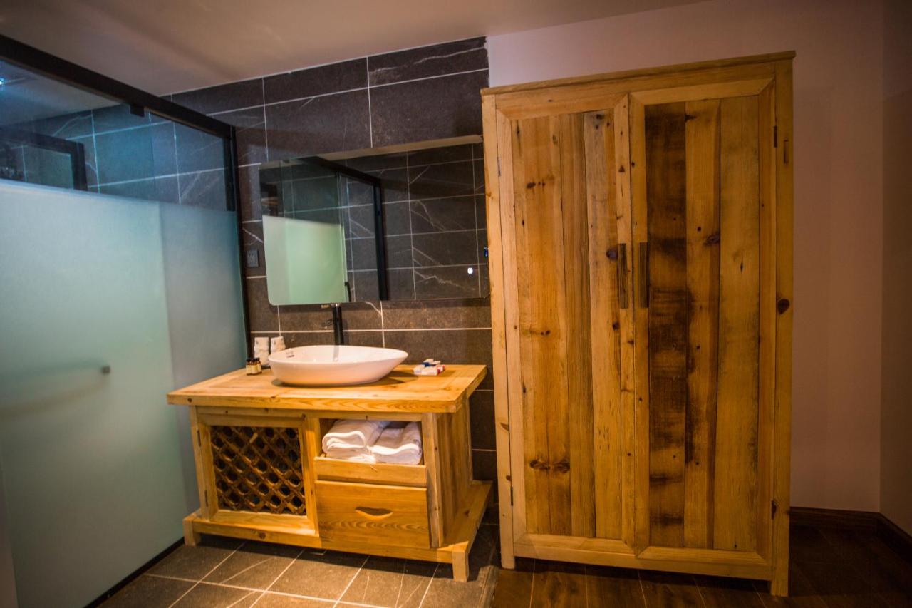 Queen Suite with Spa Bath