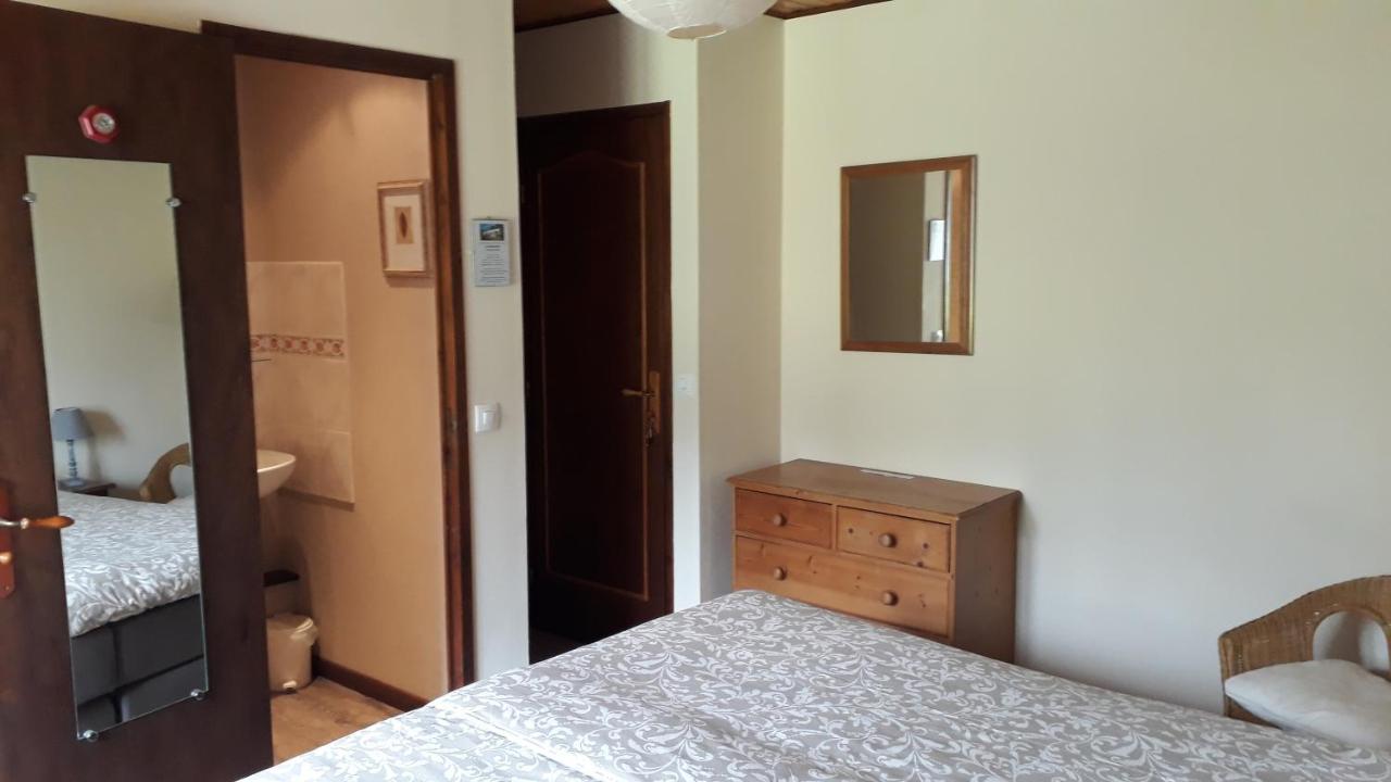 Tweepersoonskamer met 2 Aparte Bedden en Eigen Badkamer