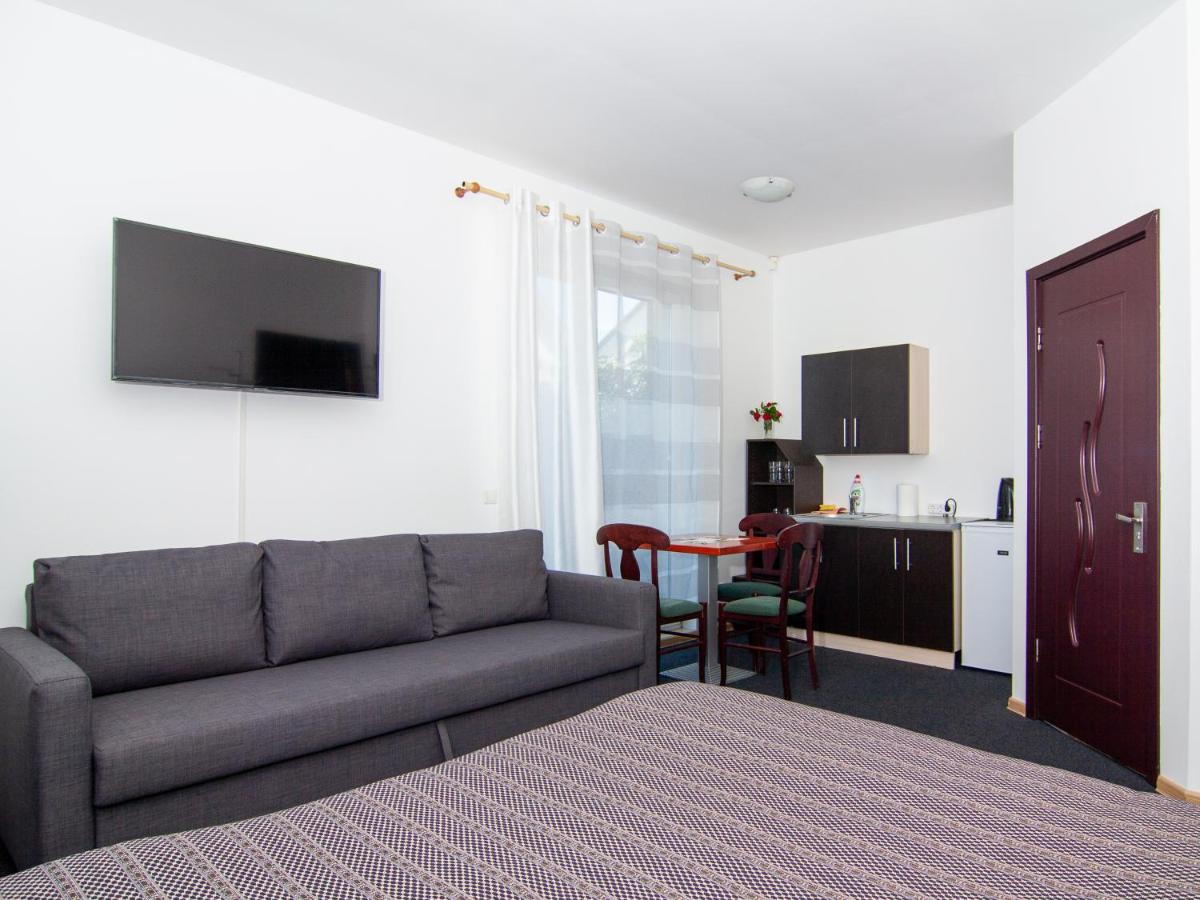 Camera Quadrupla Economy